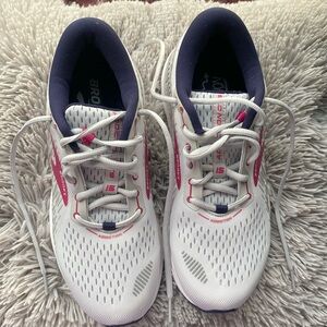 NWOT Brooks Addiction CTS 15